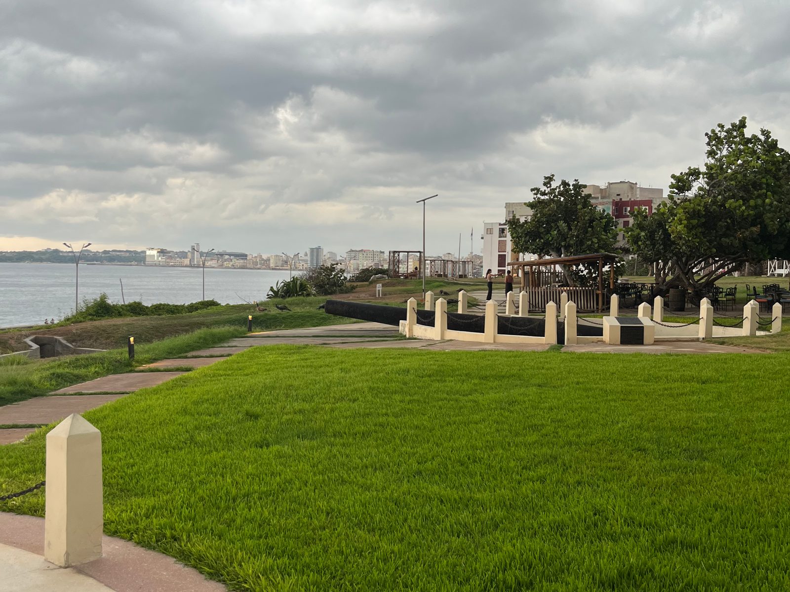Heavy grey clouds over the sea, seen from the Hotel Nacional gardens