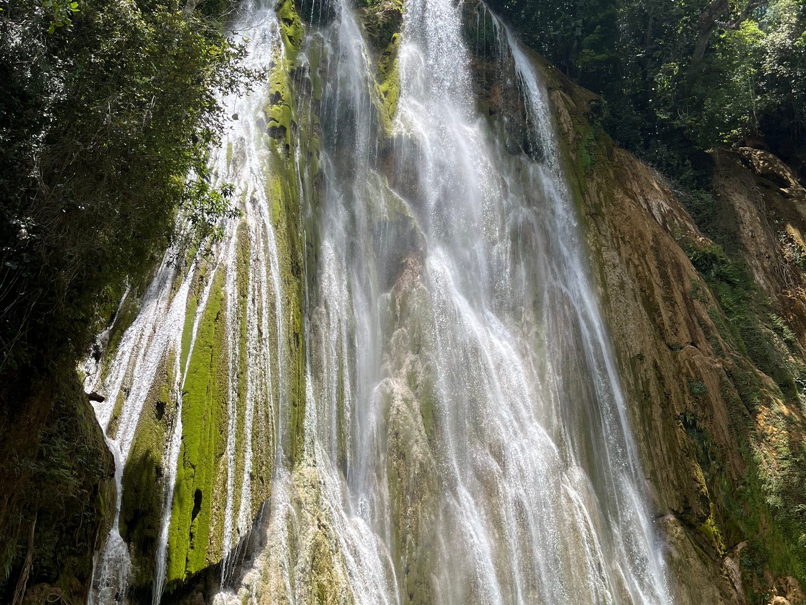 The El Limón waterfall falling down a green, mossy rock face